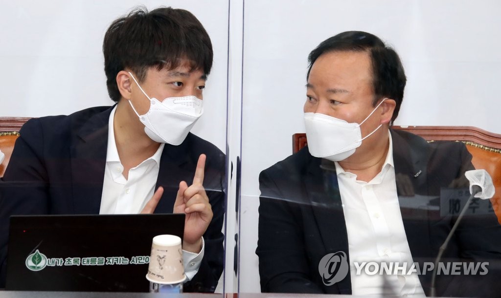 김재원 최고위원과 대화하는 이준석 대표