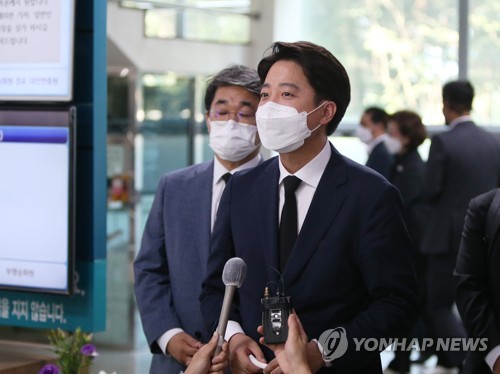 천안함 폭침 희생자 부인 빈소 찾은 이준석