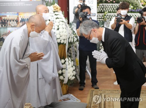 스님들과 인사 나누는 최재형 전 감사원장