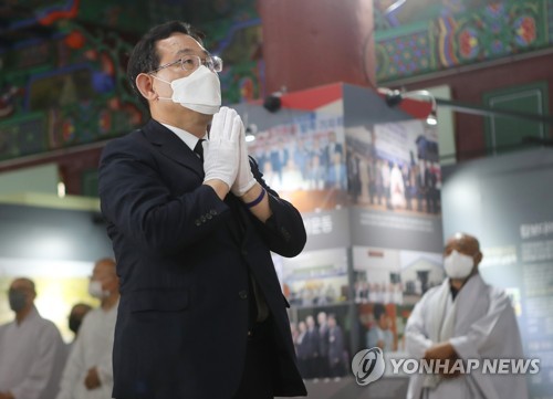 금산사 찾아 월주스님 조문하는 주호영 의원