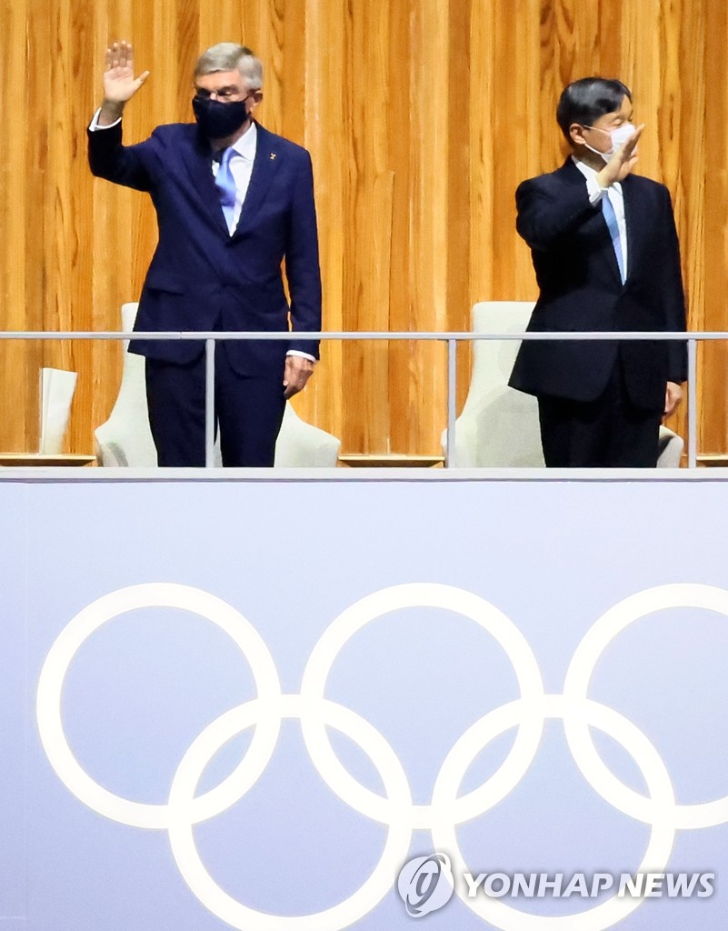올림픽 개막식 참석한 나루히토 일왕과 바흐 IOC 위원장