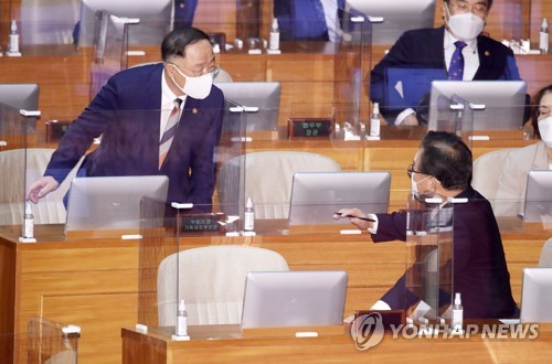 홍남기 부총리와 이야기하는 김부겸 국무총리