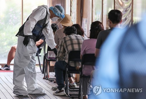 줄지 않는 코로나19 검사 행렬