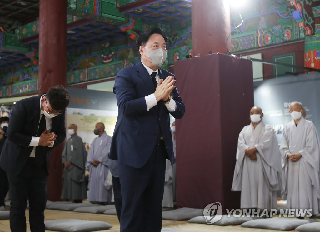 월주스님 조문하는 김두관 의원