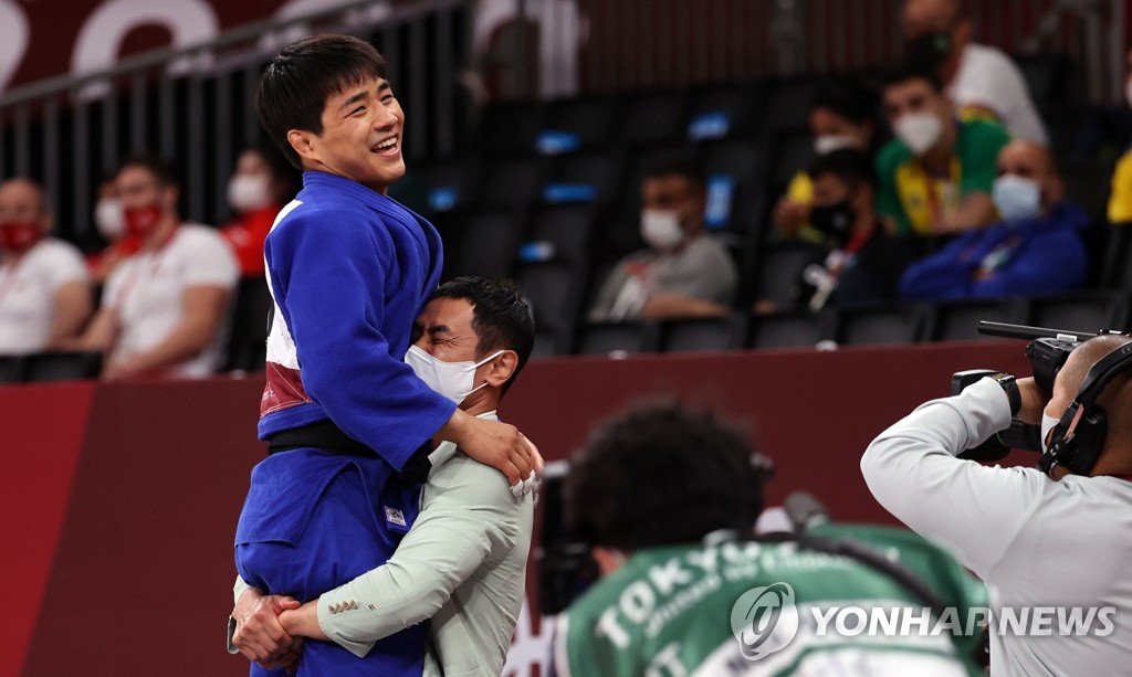 재일동포 안창림, 유도 73㎏급 동메달…일본에 태극기 띄웠다