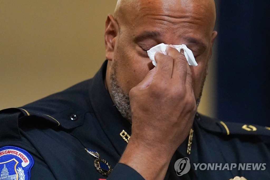 미 의회난입 하원 조사위서 눈물 흘리는 흑인 경찰관