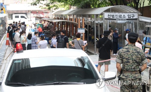 백신은 속속 도착하는데…선별진료소엔 기나긴 줄
