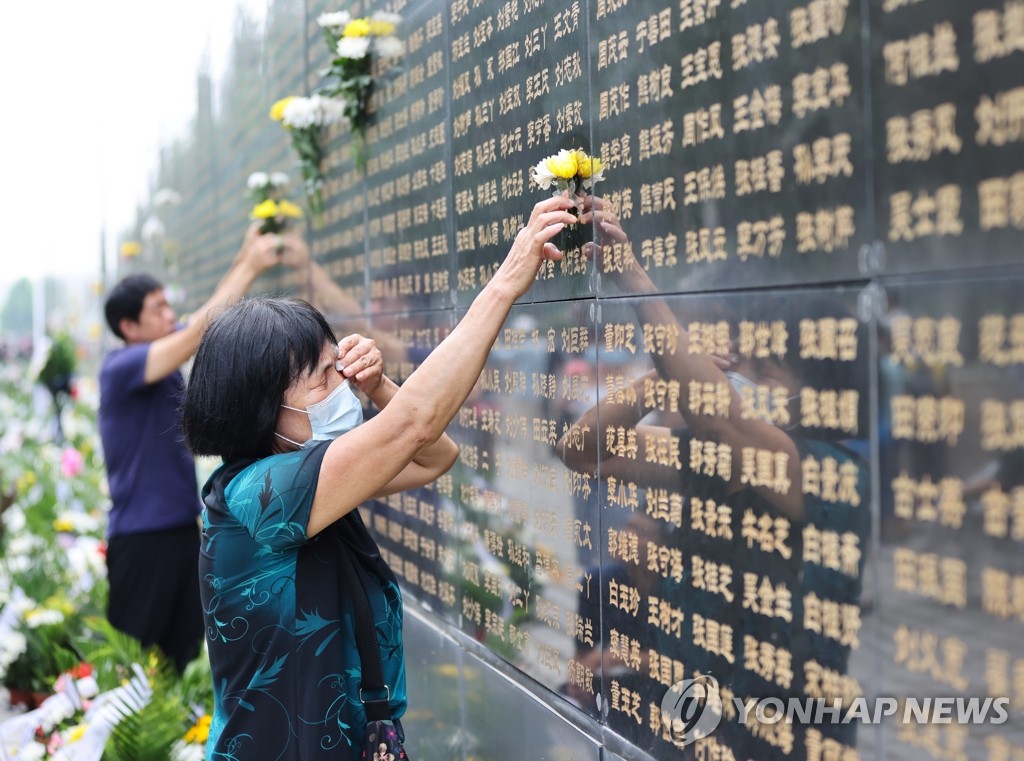 탕산 대지진 45주년 맞아 추모공원 찾는 중국 주민들