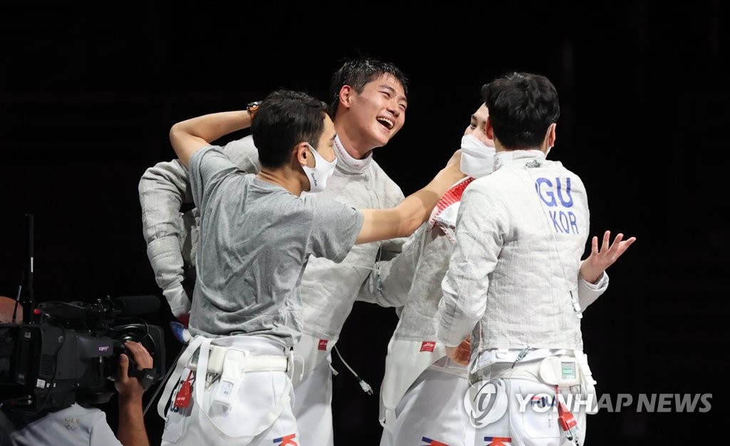 フェンシング男子サーブル団体で２連覇を決めた韓国代表＝２８日、千葉（聯合ニュース）