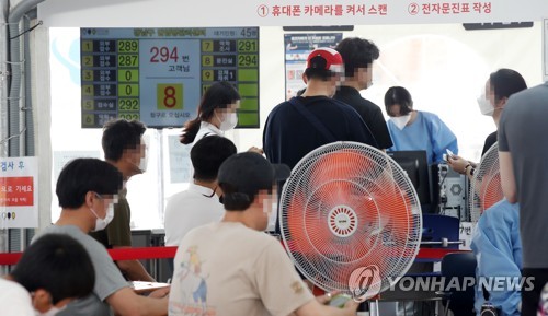 아침부터 붐비는 선별검사소