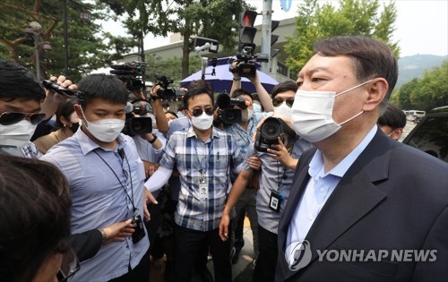 취재진 질문에 답하는 윤석열