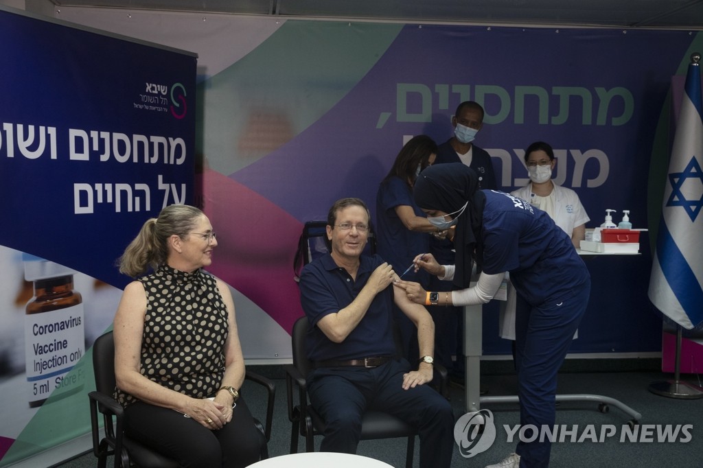 이스라엘, 세계 첫 코로나19 백신 '부스터샷' 접종 개시 