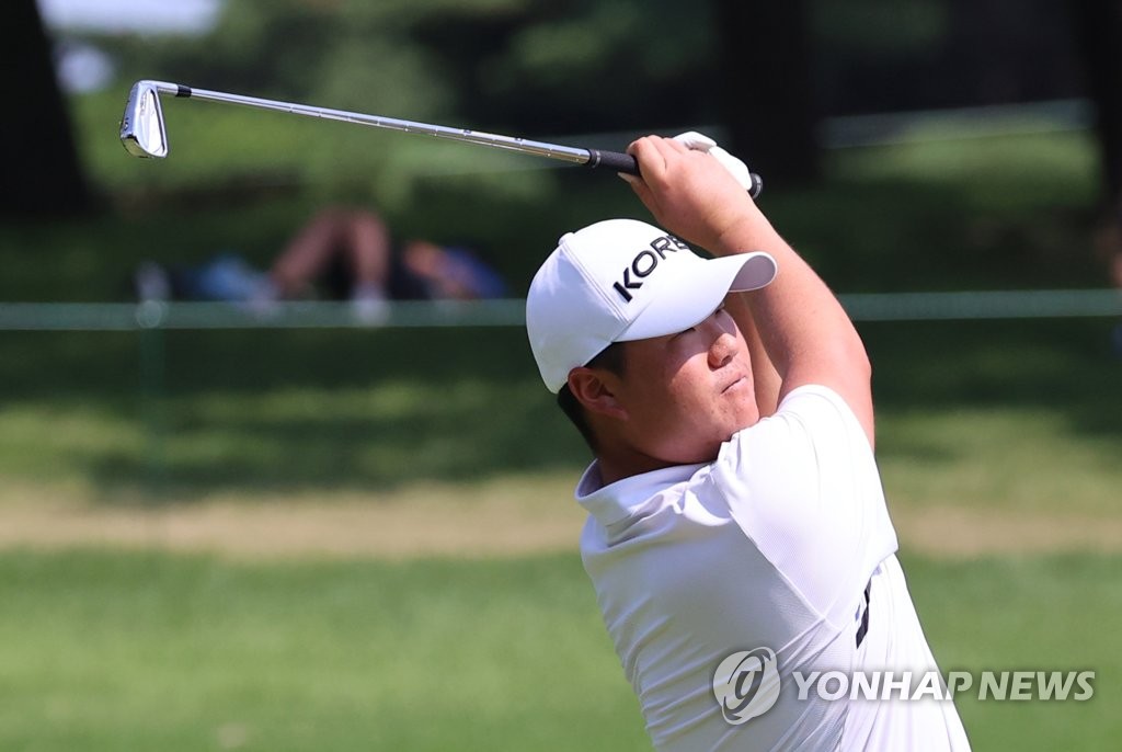 Im Sung-jae of South Korea watches his second shot on the 18th hole during the final round of the Tokyo Olympic men's golf tournament at Kasumigaseki Country Club in Saitama, Japan, on Aug. 1, 2021. (Yonhap)