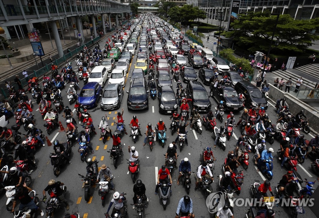 도로 봉쇄하고 반정부 시위 벌이는 태국인들