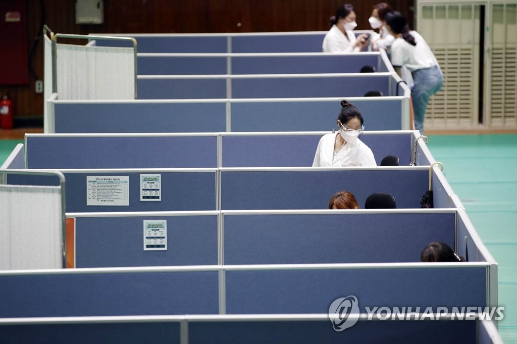 백신 접종 준비하는 보건소 의료진