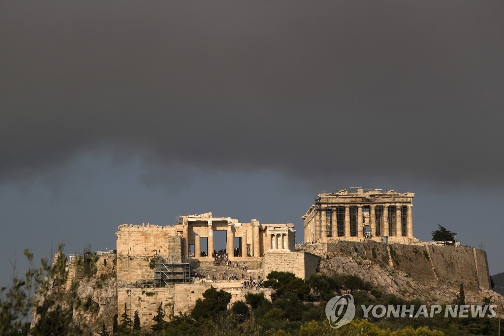 그리스 아크로폴리스 하늘까지 번진 산불 연기