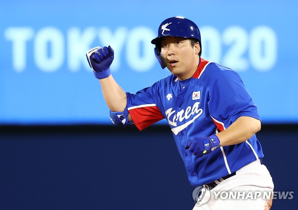 Kim Hyun-soo of South Korea celebrates his double against Japan in the top of the eighth inning in the semifinals of the Tokyo Olympic baseball tournament at Yokohama Stadium in Yokohama, Japan, on Aug. 4, 2021. (Yonhap)