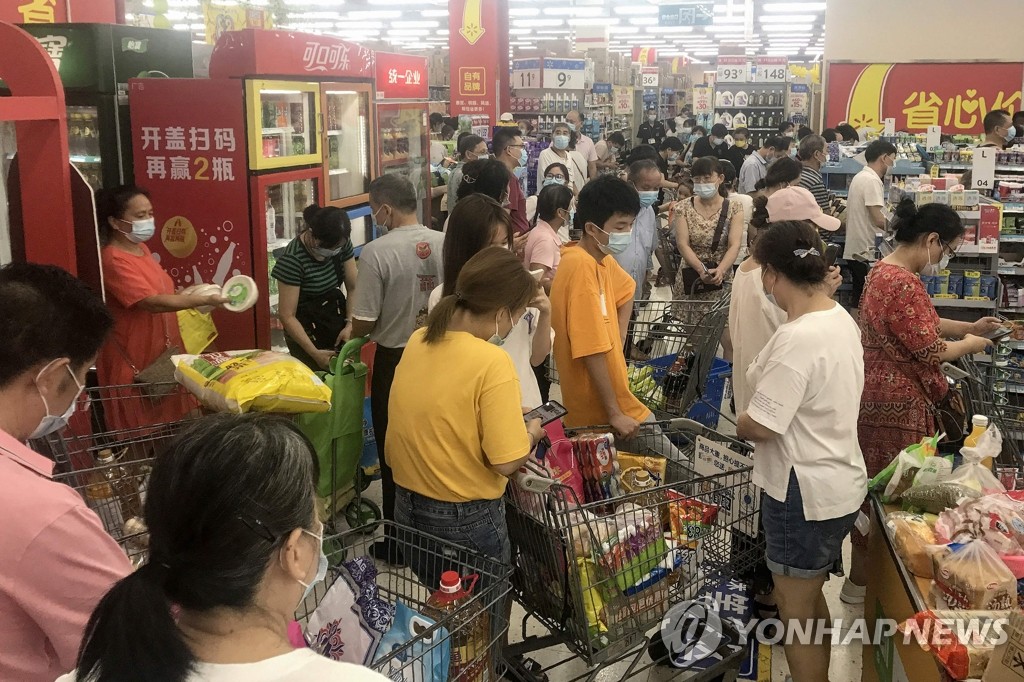 (우한 AFP=연합뉴스) 지난 2일 후베이성 우한의 한 슈퍼마켓이 장을 보는 사람들로 북적이고 있다. 지난해 70여 일간 봉쇄를 경험한 우한에서는 생필품 사재기 현상이 나타나는 등 주민 불안감이 빠르게 확산하고 있다. leekm@yna.co.kr