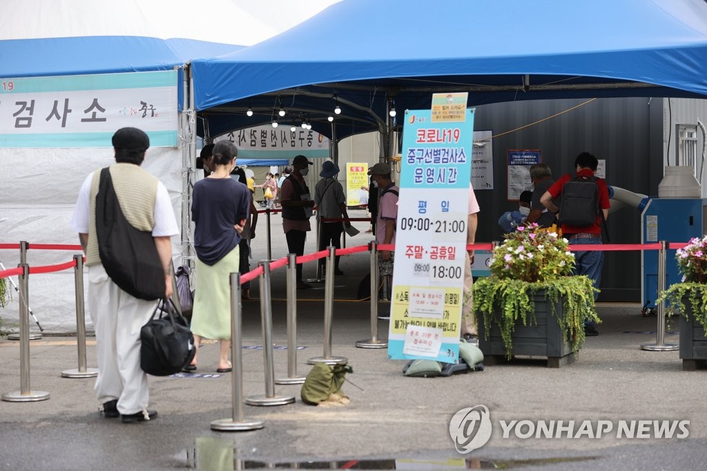 한 달째 이어지는 네자릿수 신규확진