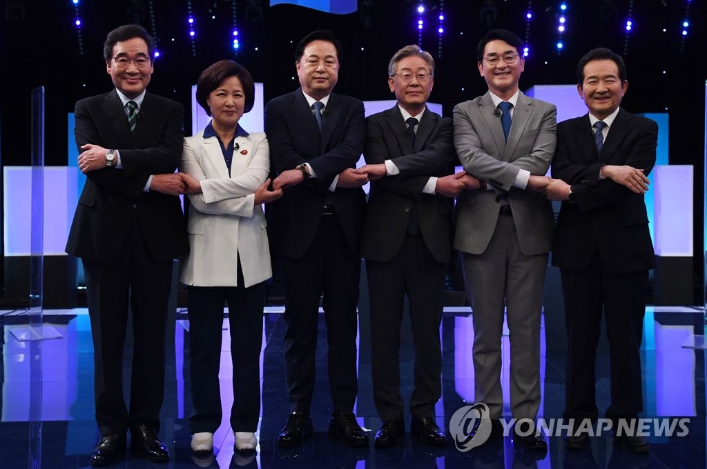 본경선 3차 TV토론에 앞서 기념촬영하는 민주당 대선 예비후보들