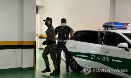 첫 공판 출석하는 공군 여부사관 성추행 혐의 중사