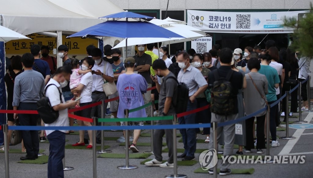 신규확진 이틀째 2천명대, 북적거리는 선별진료소