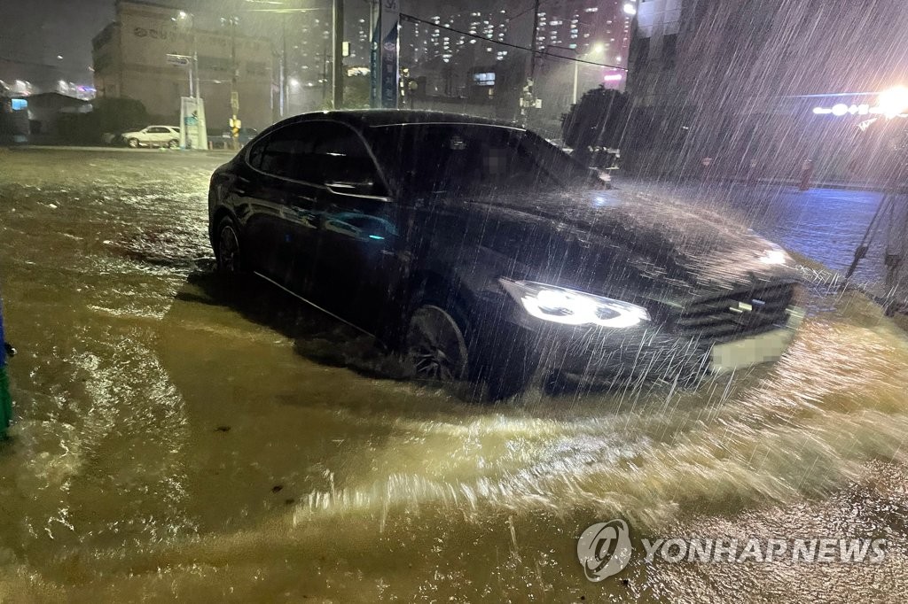 태풍이 몰고 온 폭우…침수된 도로