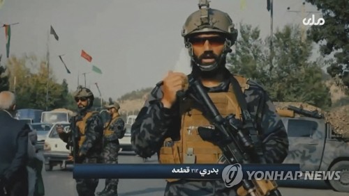 거리 순찰하는 탈레반 '바드리 313 부대' 대원들