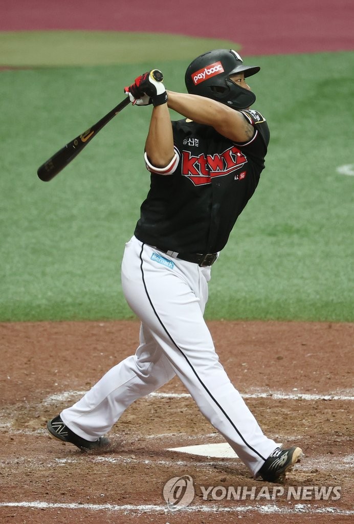In this file photo from Sept. 3, 2021, Kang Baek-ho of the KT Wiz hits an RBI double against the Kiwoom Heroes in the top of the eighth inning of a Korea Baseball Organization regular season game at Gocheok Sky Dome in Seoul. (Yonhap)