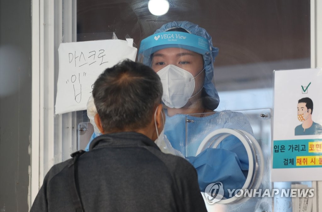 코로나19 두 달째 네 자릿수 확산세