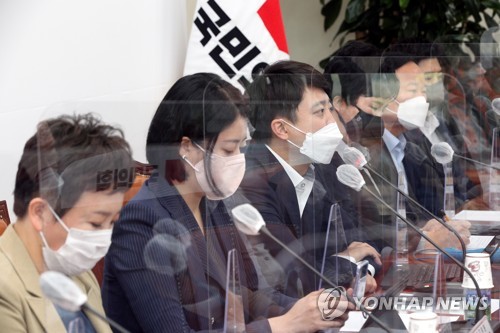 최고위원회의에서 발언하는 이준석 대표