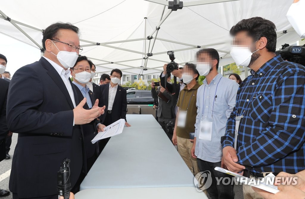 아프간 특별기여자 대표들과 면담하는 김부겸 총리