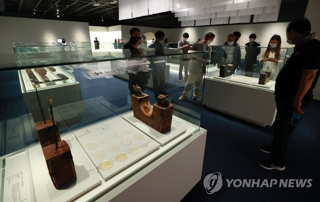 무령왕릉 특별전, '왕과 왕비의 발받침'