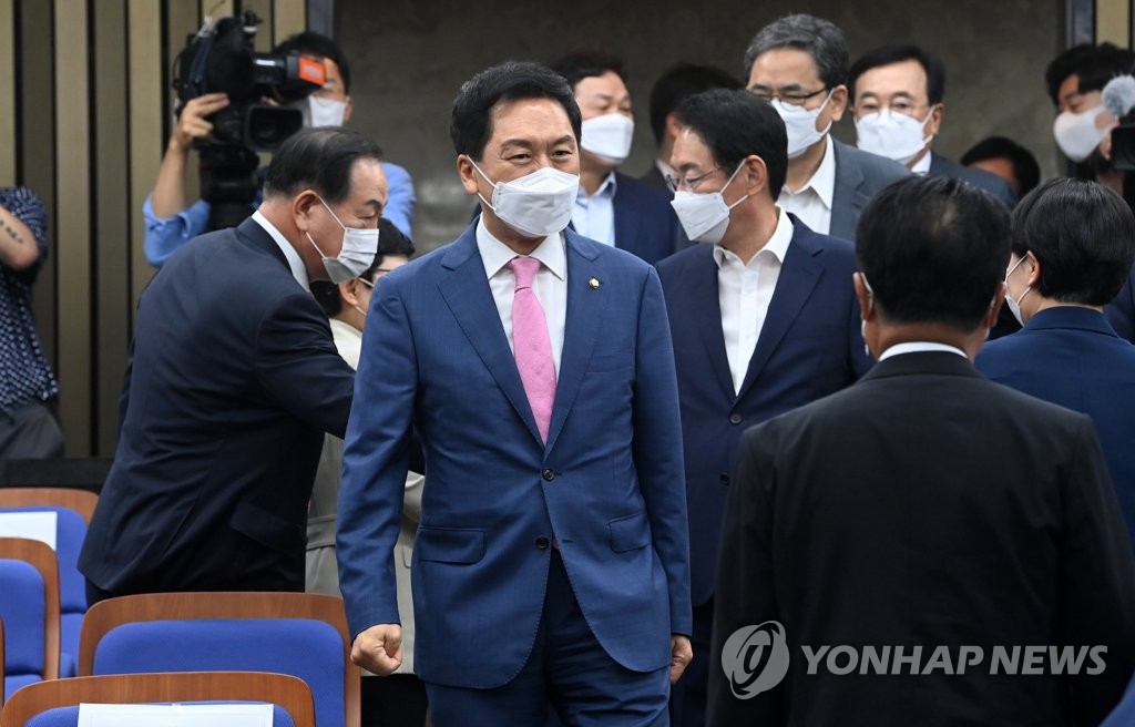현안 관련 긴급보고에 참석하는 김기현 원내대표