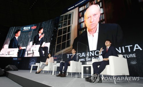 샌들 교수와 대담하는 송영길 이준석