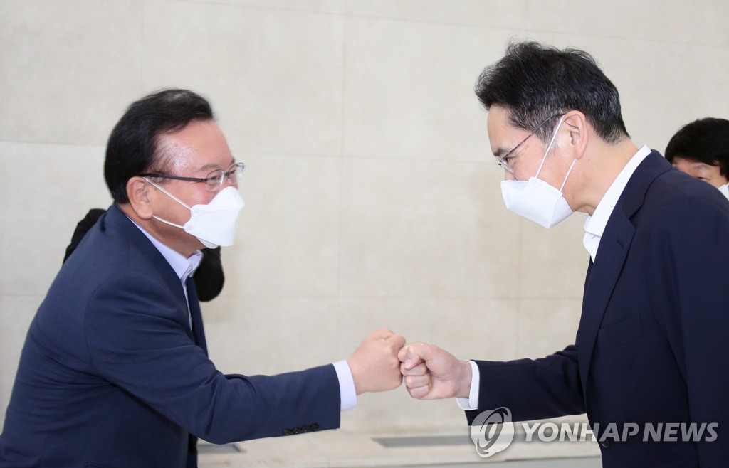 청년교육 현장서 이재용 부회장 만나는 김부겸 총리