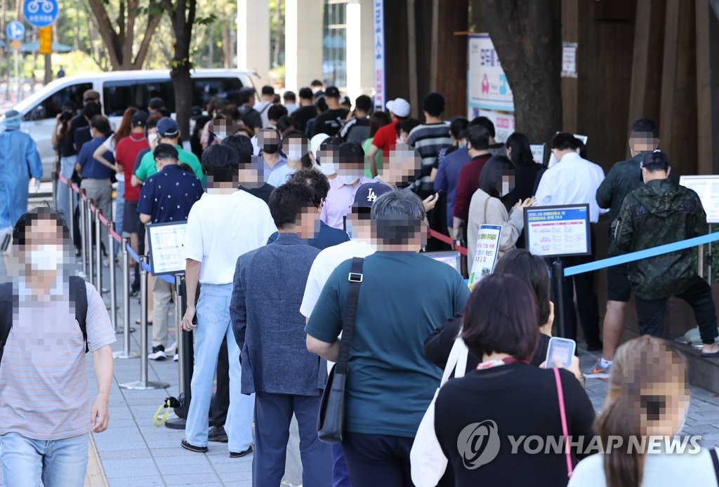 ソウル市内の新型コロナウイルス臨時検査所で順番を待つ人々＝１５日、ソウル（聯合ニュース）