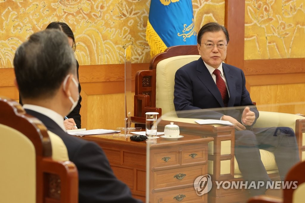 Moon meets Chinese foreign minister Moon meets Chinese foreign minister