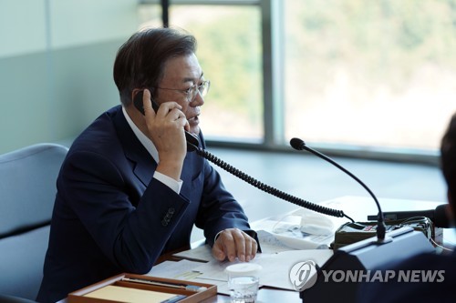 안창호함 함장과 통화하는 문 대통령