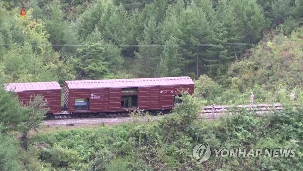 북한, 어제 열차서 탄도미사일 발사…"동해상 800㎞ 목표 타격"