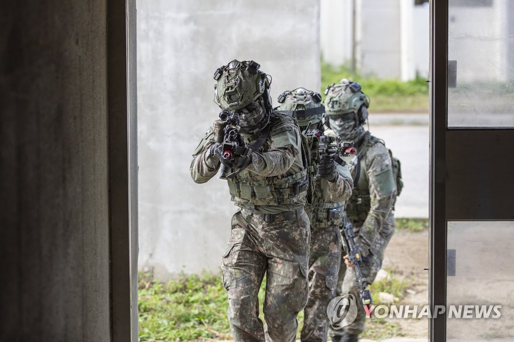 Soldiers in Warrior Platform carry out drills Soldiers in Warrior Platform carry out drills