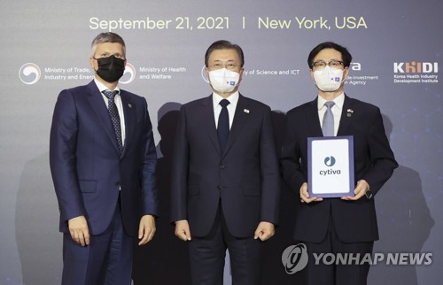 문 대통령, 싸이티바 회장과 기념촬영