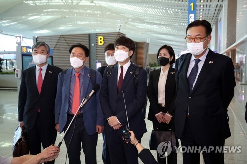 질문에 답하는 이준석 대표