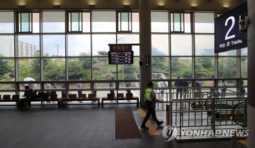 귀경길 역에서 검사 받는 시민들