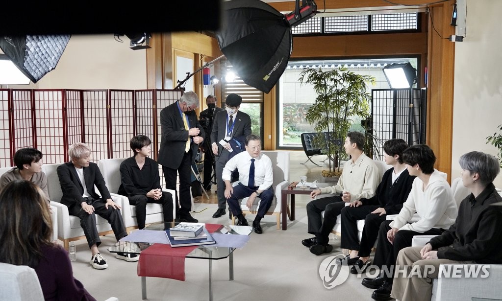 الرئيس مون يشارك مع BTS في قناة ABC التلفزيونية الرئيس مون يشارك مع BTS في قناة ABC التلفزيونية