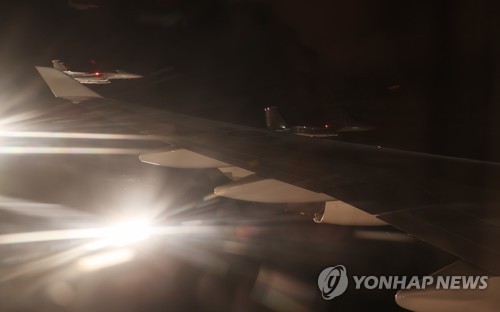 국군 유해 호위비행하는 F-15K전투기