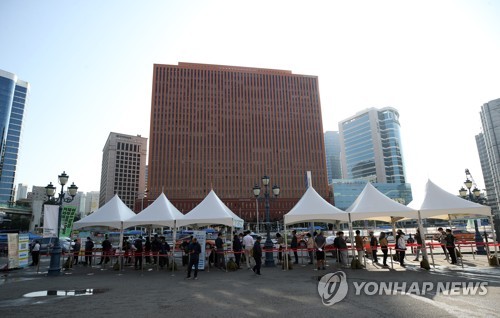 줄 서서 검사 기다리는 시민들