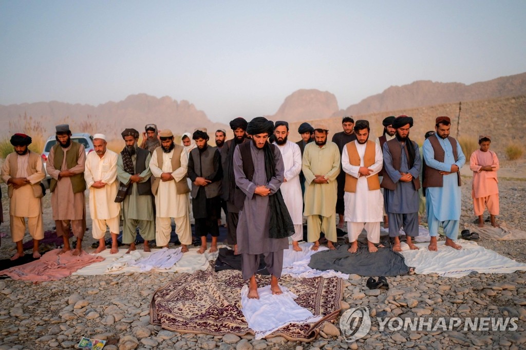 아프간 칸다하르 강변에서 기도하는 탈레반 대원들