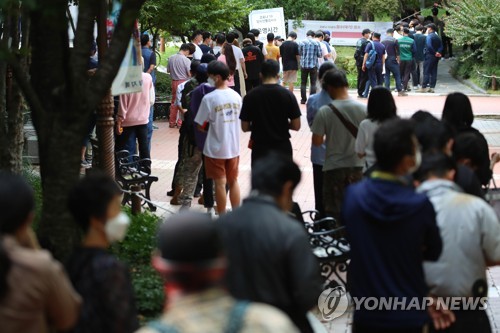 오후에도 길게 줄 선 코로나19 검사