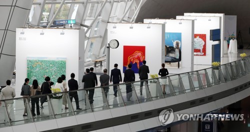 갤러리로 변신한 인천공항 제1교통센터